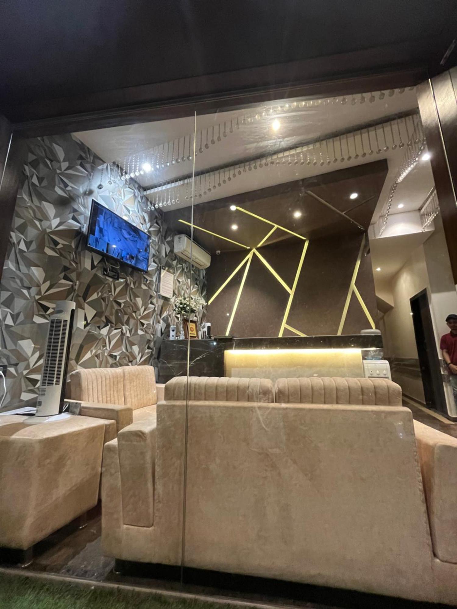 Hotel Meriton Mumbai International Airport T-2 Dış mekan fotoğraf