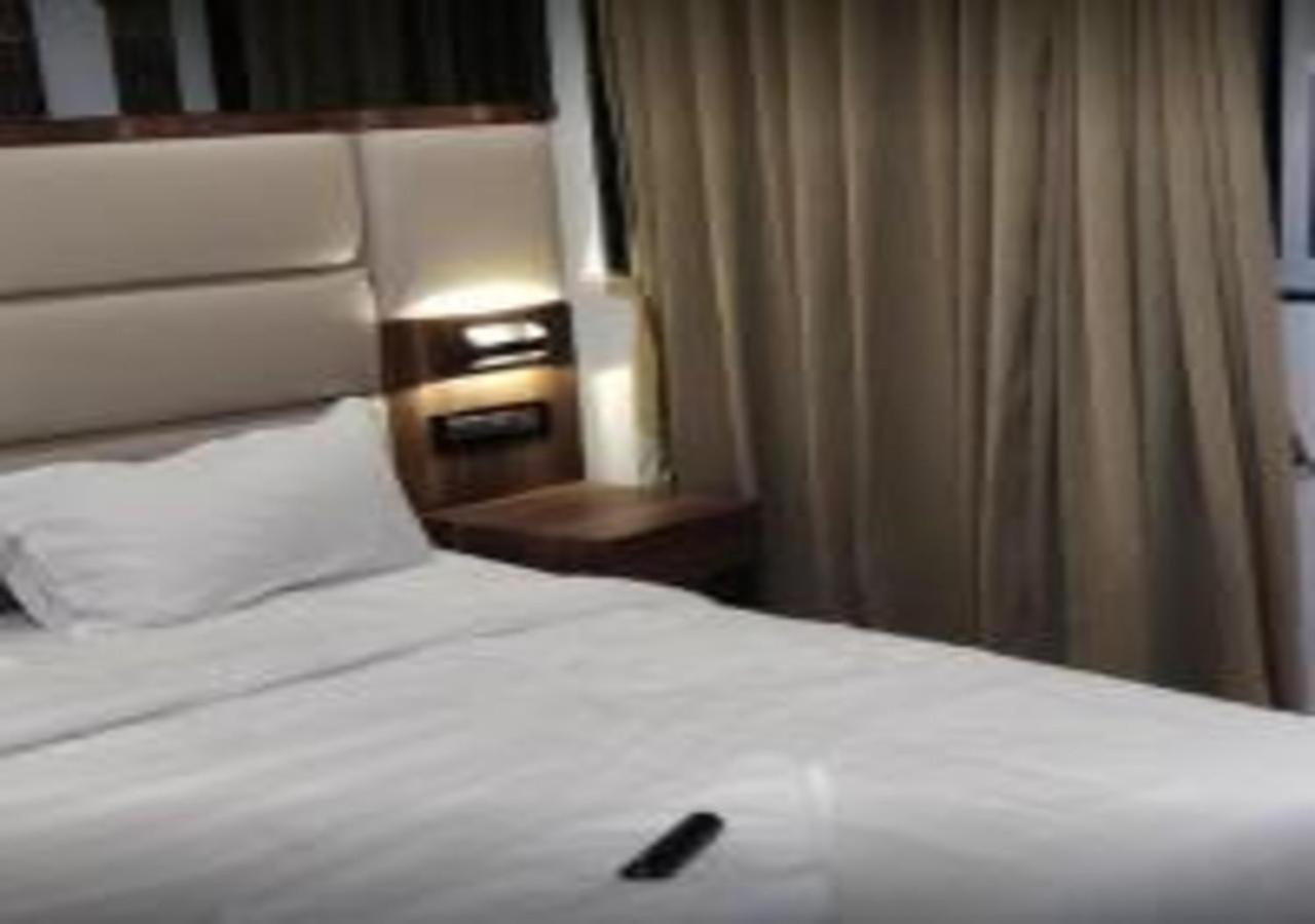 Hotel Meriton Mumbai International Airport T-2 Dış mekan fotoğraf